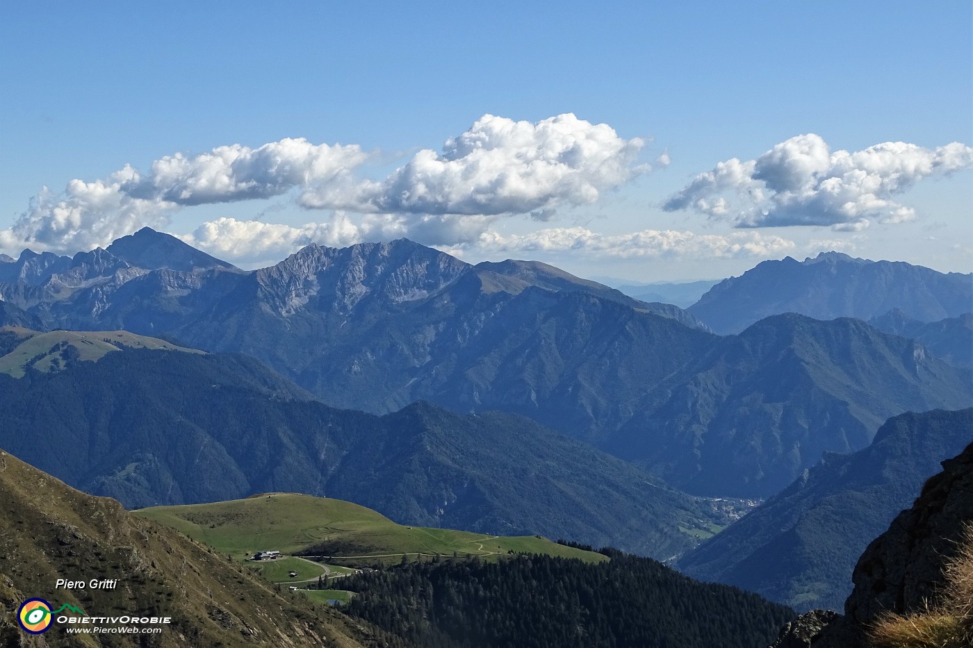 46 Zoom sui Piani dell'Avaro in primo piano in basso e verso i monti del M.A.G.A. (Menna-Arera-Grem-Alben) sullo sfondo.JPG
